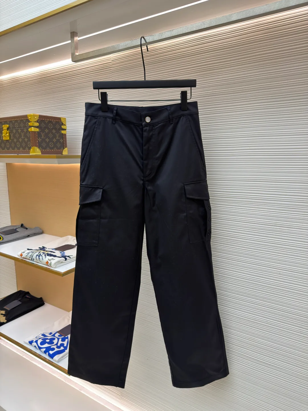 LOUIS VUITTON pocket embroidered work trousers ●Original version: Purchased and developed by 12324 ●Item number: 1682341-B50 ●Fabric: cotton twill fabric ●Technology: embroidery production ●Color: black ●Version: fitted version ●Weight: about 535 grams ●Size: 44-46-48-50 ●Description: The high cotton content ensures the fabric's excellent breathability, durability and classic workwear texture, while the twill weave gives it unique wear resistance and stiffness. The special fabric technology solves the pain points of tight and stiff traditional overalls; it provides greater freedom when moving, significantly improves wearing comfort and flexibility, and achieves a balance between function and comfort. The application of three-dimensional core-spinning embroidery technology in the pocket position is achieved by adding additional cotton thread or foam as the core material to the pattern filling layer, and then using embroidery thread to fully cover the embroidery. The logo pattern is significantly protruded from the surface of the fabric, forming a full three-dimensional effect. This process not only enhances the visual impact and tactile level, but also improves the wear resistance of the pocket area through the buffering effect of the core material, ensuring that the pattern can still remain crisp and not deformed in complex daily use, ensuring that the pattern is clear and durable, and injecting a sense of sophistication into the rugged workwear style. Diversified pocket system combines workwear functionality with sophistication. The flap cargo pockets on both sides are a signature element, and their flap design prevents items from falling and enhances the visual three-dimensionality. Italian style pockets provide simple side storage. The overall wiring is straight and delicate, the fabric is comfortable and soft, and the color is consistent without color difference. It can be matched with the same style to create a fashionable look and control various occasions. Customized accessories, complete with three standards, same style for men and women!